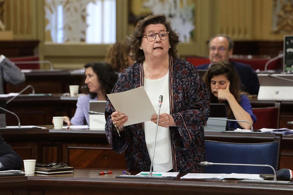 La consellera de Familias y Asuntos Sociales, Catalina Cirer, durante una sesión de control al Govern balear.