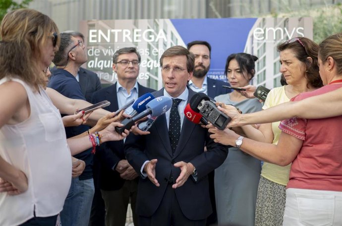 El alcalde de Madrid, José Luis Martínez-Almeida (c), ofrece declaraciones a los medios tras la entrega las llaves de las nuevas viviendas públicas destinadas a alquiler asequible