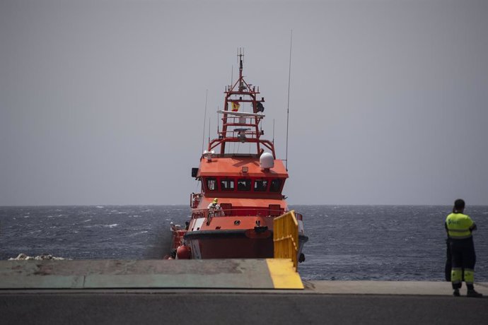 Archivo - Salvamento Marítimo rescata un nuevo cayuco con 51 migrantes procedentes de Senegal, en el puerto de La Restinga, a 26 de agosto de 2024, en El Hierro, Canarias (España). Salvamento Marítimo ha rescatado en la mañana de hoy un cayuco procedente 