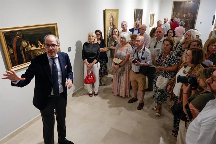 Visitantes en la exposición sobre el Corpus de Fundación Cajasol en Cádiz