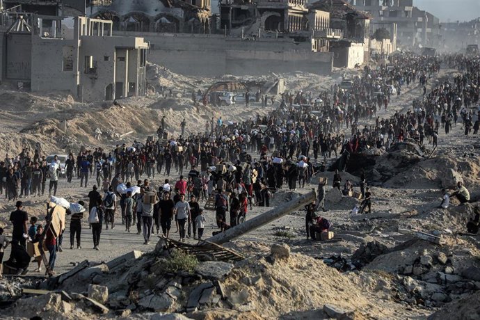 Palestinos tras una entrega de ayuda por parte de la Fundación Humanitaria para Gaza (GHF), respaldada por Israel y Estados Unidos, en la Franja de Gaza (archivo)