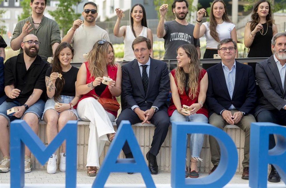El alcalde de Madrid, José Luis Martínez-Almeida (c), acompañado por el delegado de Políticas de Vivienda y presidente de la Empresa Municipal de la Vivienda y Suelo de Madrid, Álvaro González (D)