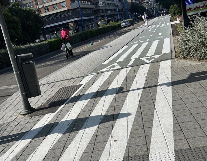 Nuevo carril bici en Isabel la Católica, interrumpido por un paso de peatones pintado sobre la acera en el cruce con el puente de Poniente.