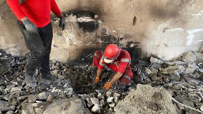 Servicios de emergencia trabajan entre los restos de un edificio bombardeado por las fuerzas de Israel e Teherán