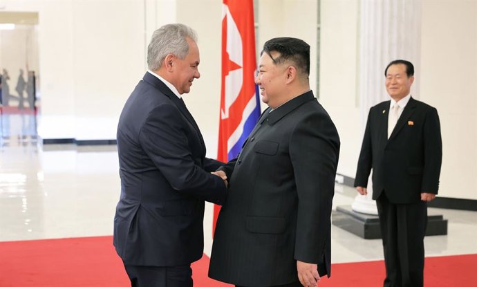 Archivo - Arquivo - O líder norte-coreano Kim Jong Un e o chefe do Conselho de Segurança da Rússia, Sergei Shoigu.