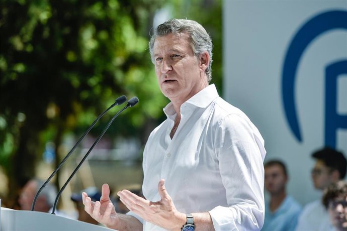 El presidente del Partido Popular, Alberto Núñez Feijóo, protagoniza un acto público en Guadalajara, en el Paseo de San Roque, a 13 de junio de 2025, en Guadalajara, Castilla-La Mancha (España). 