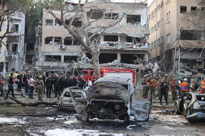 Un edifici danyat pels bombardejos d'Iran contra Tel Aviv