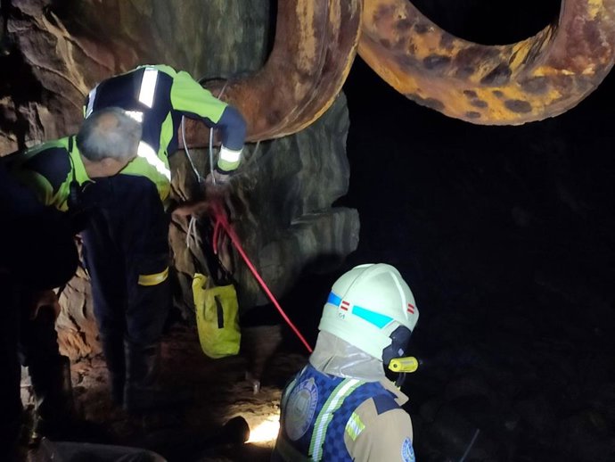 Rescatado en el Peine del viento de San Sebastián un varón que se había escondido entre las rocas