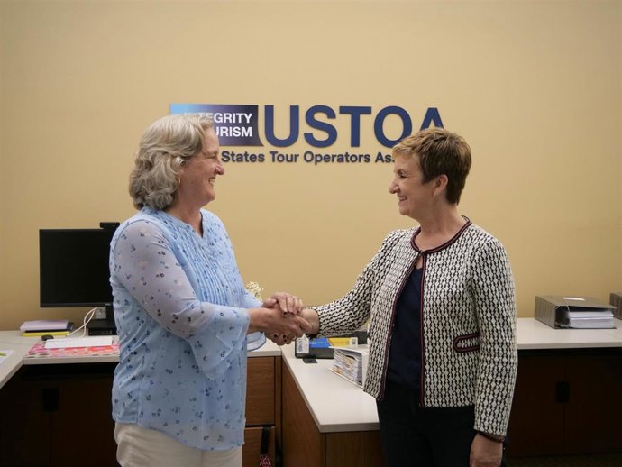 La consellera de Innovación, Industria, Comercio y Turismo, Marián Cano, (d) ha mantenido una reunión de trabajo en Nueva York con representantes de la United States Tour Operators Association (USTOA).