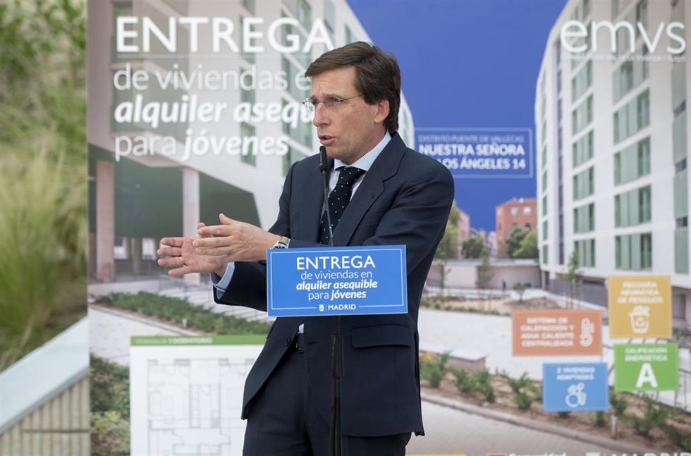 El alcalde de Madrid, José Luis Martínez-Almeida, ofrece declaraciones a los medios tras la entrega las llaves de las nuevas viviendas públicas destinadas a alquiler asequible, a 16 de junio de 2025, en Madrid (España).