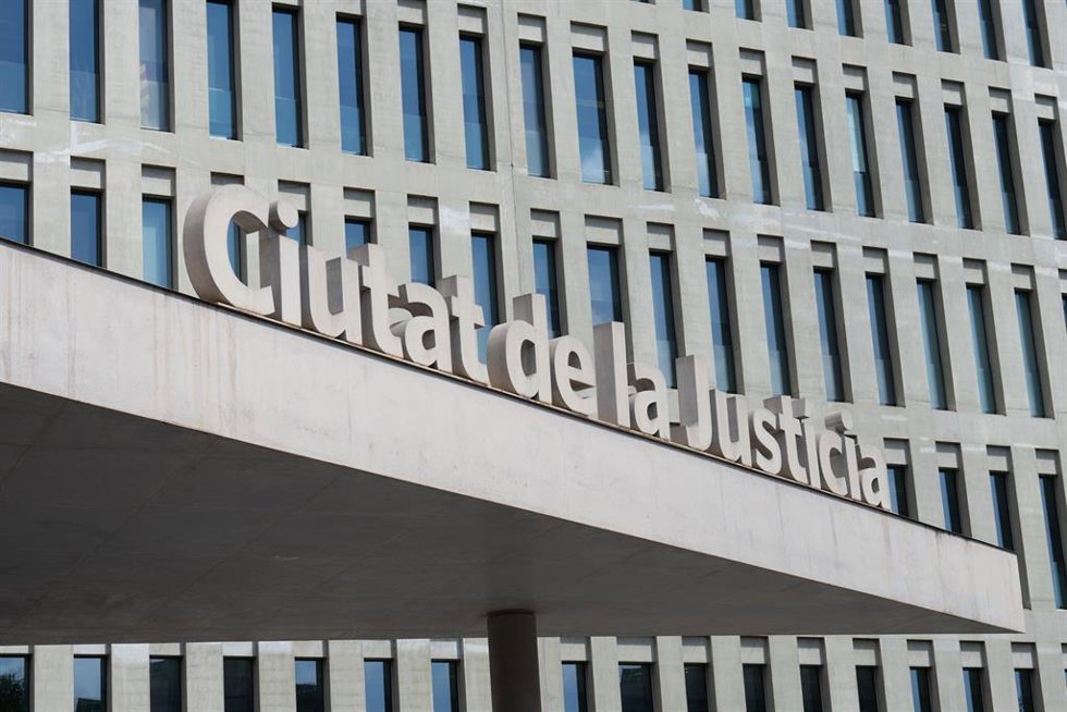 Archivo - Vista de la fachada de la Ciutat de la Justicia, a 2 de agosto de 2023, en Barcelona, Catalunya (España).