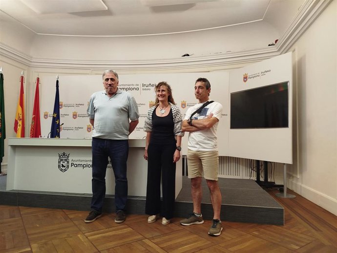 El alcalde de Pamplona, Joseba Asiron, junto con representantes de Yala Nafarroa por Palestina, entidad elegida para lanzar el Chupinazo anunciador de los Sanfermines de 2025