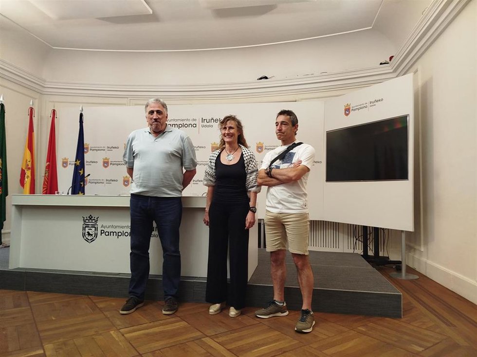 El alcalde de Pamplona, Joseba Asiron, junto con representantes de Yala Nafarroa por Palestina, entidad elegida para lanzar el Chupinazo anunciador de los Sanfermines de 2025