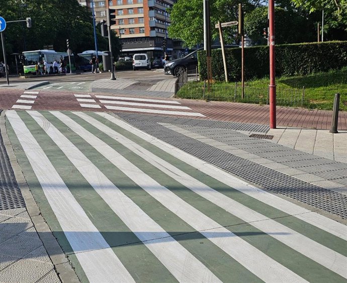 Uno de los pasos de cebra que tiene el nuevo trazado del carril bici de Isabel la Católica.