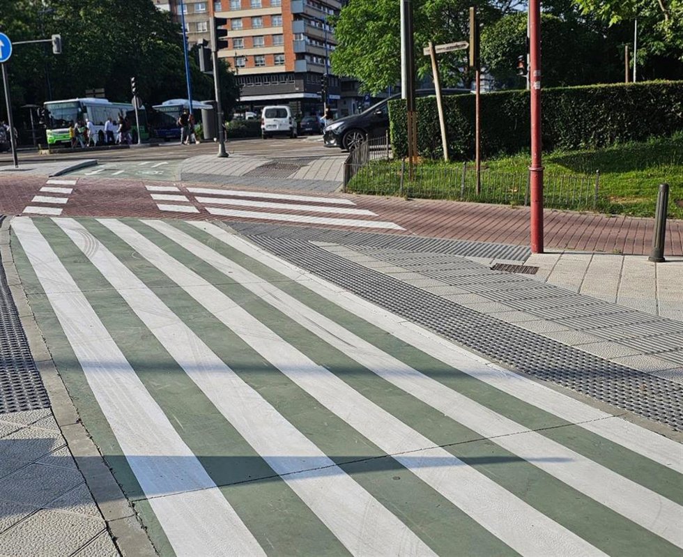 Uno de los pasos de cebra que tiene el nuevo trazado del carril bici de Isabel la Católica.