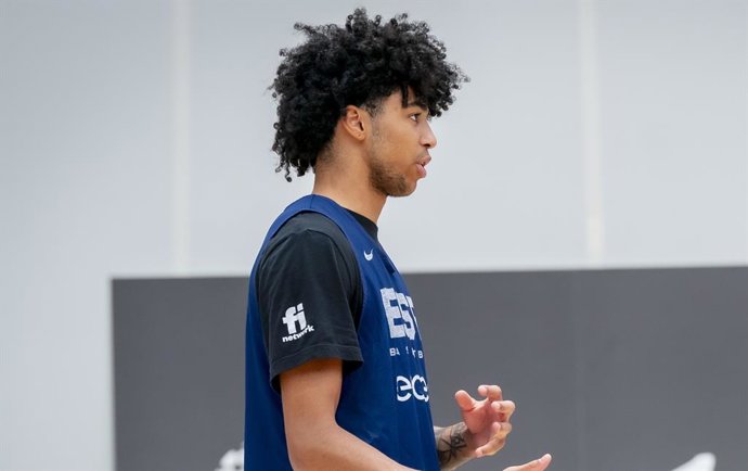 O jogador de basquete espanhol Izan Almansa, durante uma sessão de treinamento com a equipe nacional.