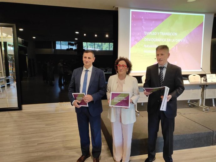 I-D: Javier Cortajarena, director territorial de Laboral Kutxa, Carmen Maeztu, consejera de Derechos Sociales, Economía Social e Empleo, y Joseba Madariaga, director del departamento de Estudios de la entidad financiera.