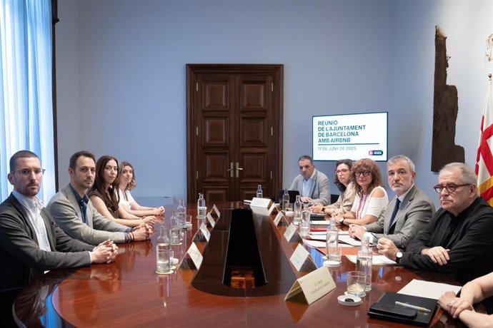 Reunión de representantes de Airbnb con el alcalde de Barcelona, Jaume Collboni.