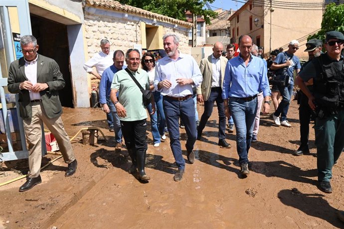 El presidente del Gobierno de Aragón, Jorge Azcón, en Azaura, uno de los municipios afectados por la tormenta.
