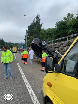 Accidente de trñafico con una mujer herida en Sariego.