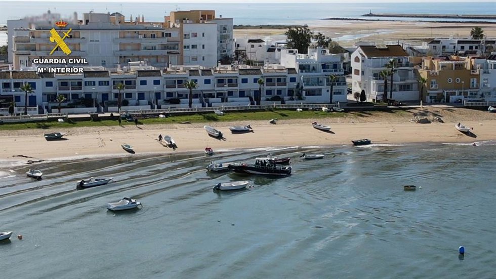 Archivo - Imagen de archivo de una operación de la Guardia Civil en  Isla Cristina (Huelva).