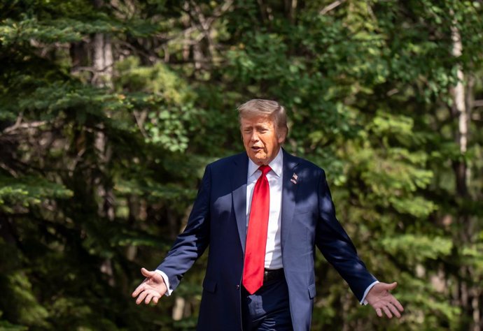16 de junho de 2025, Canadá, Kananaskis: O presidente dos EUA, Donald Trump, chega ao Pomeroy Kananaskis Mountain Lodge, antes da cúpula dos líderes do G7 em Kananaskis. Foto: Michael Kappeler/dpa-Pool/dpa