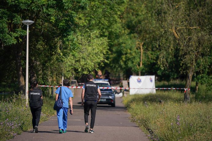 O pessoal de emergência resgata o corpo sem vida de um homem de uma lagoa em Vitoria, em 17 de junho de 2025, em Vitoria (Espanha). O corpo foi encontrado às 7h da manhã quando algumas pessoas que praticavam esportes chamaram os serviços de emergência.