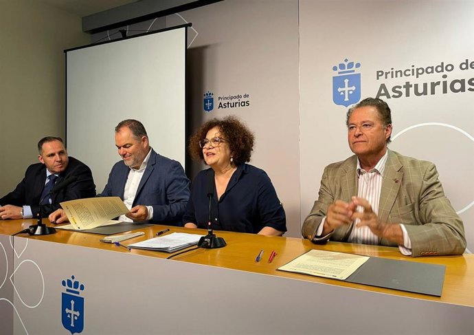 El vicepresidente segundo de la Cámara de Comercio de Avilés, José Vega; el presidente de la Cámara de Oviedo, Carlos Paniceres, la consejera de Derechos Sociales y Bienestar, Marta del Arco, y el presidente de la Cámara de Gijón, Félix Baragaño.