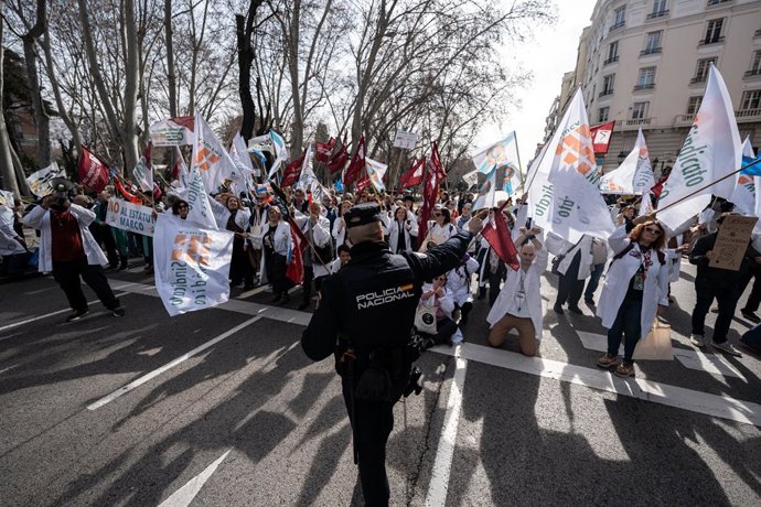 Archivo - Arquivo - Dezenas de pessoas durante uma manifestação de sindicatos médicos em frente ao Ministério da Saúde, em 13 de fevereiro de 2025, em Madri, Espanha. Sindicatos de médicos de todo o país se reúnem para mostrar seu desacordo com o projeto 