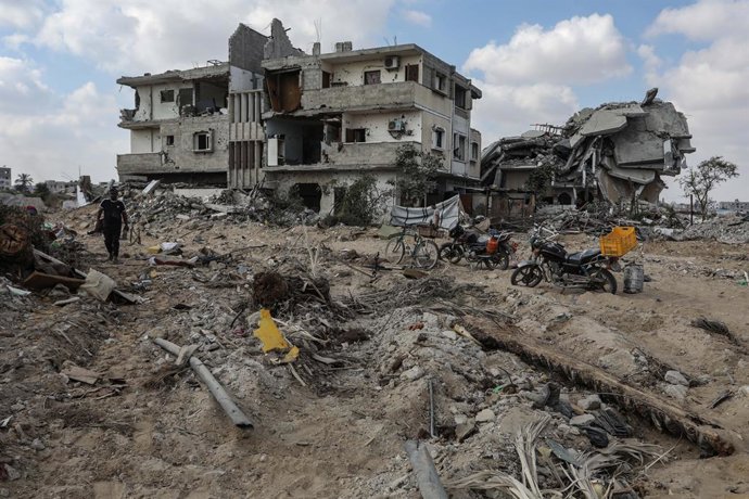 Archivo - Arquivo - Prédios destruídos após ataques israelenses em Khan Younis, no sul da Faixa de Gaza (arquivo)