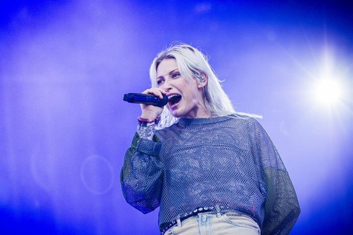 La nueva vocalista del grupo Emily Armstrong durante un concierto en Alemania. 