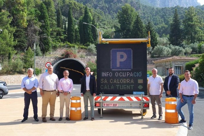 El presidente del Consell de Mallorca, Llorenç Galmés, junto a uno de los paneles informativos en la entrada del túnel de Sóller.