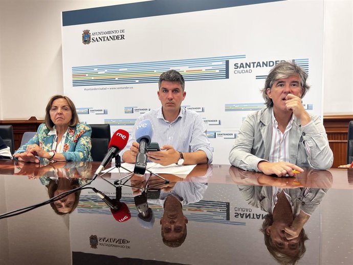 El portavoz del PSOE en el Ayuntamiento de Santander, Daniel Martínez, valora en rueda de prensa los dos primeros años de legislatura