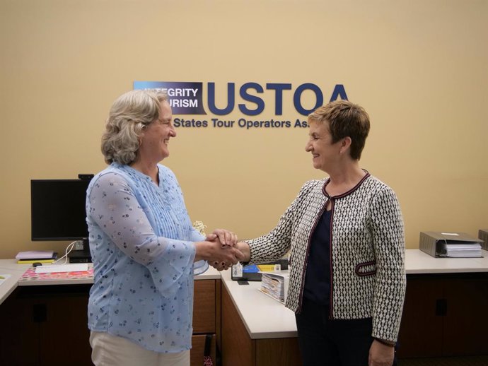 La consellera d'Innovació, Indústria, Comerç i Turisme, Marián Cano, (d) ha mantingut una reunió de treball a Nova York amb representants de la United States Tour Operators Association (USTOA).