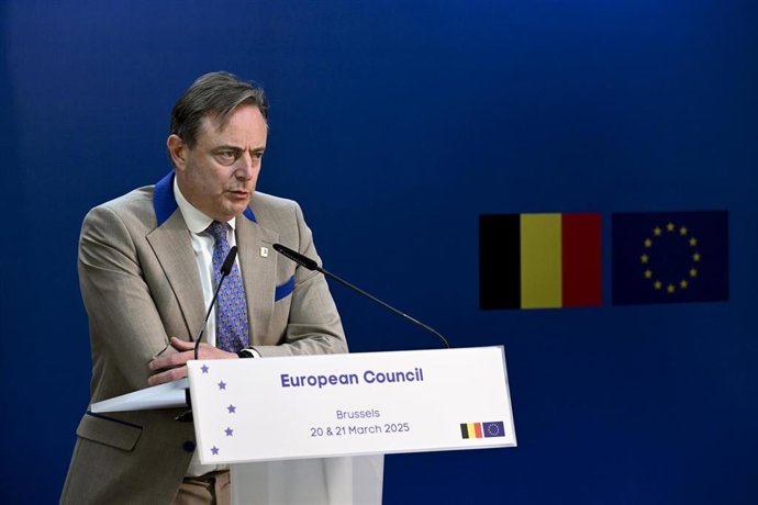Archivo - El primer ministro de Bélgica, el nacionalista flamenco Bart de Wever, en una rueda de prensa al término de una cumbre europea.
