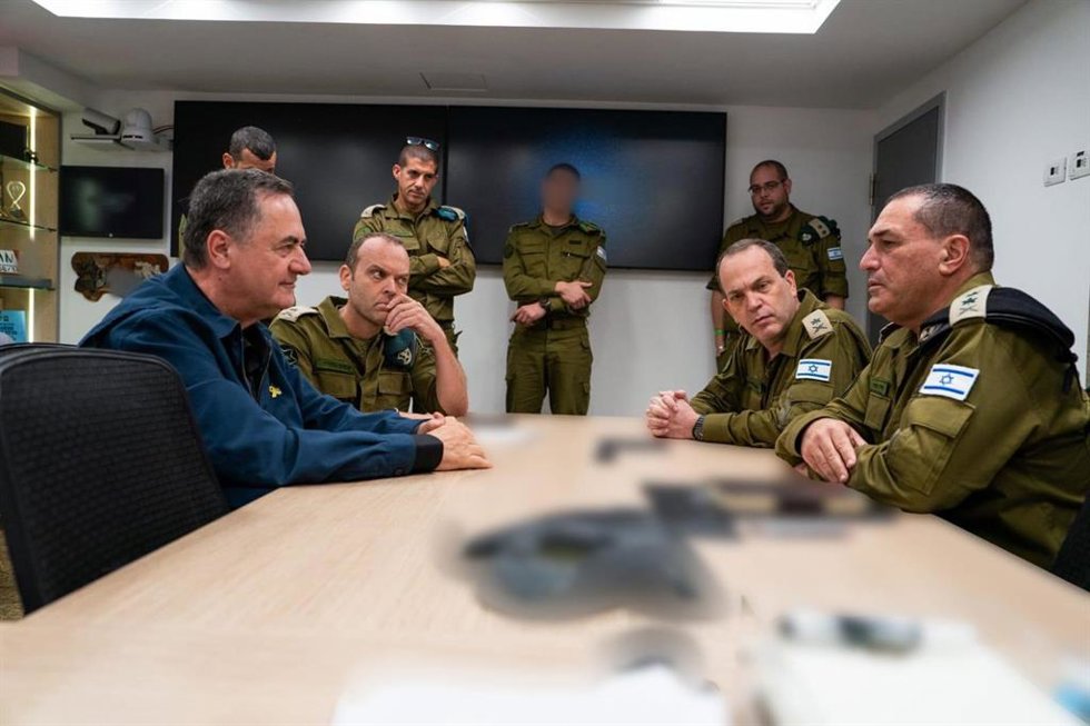 El ministro de Defensa de Israel, Israel Katz (i), durante una reunión con altos cargos del Ejército en medio de la campaña de bombardeos contra Irán