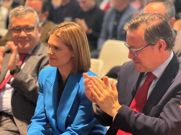 Archivo - Imagen de recurso de la alcaldesa de Alcalá de Henares, Judith Piquet (centro), y el secretario general del PP, Alfonso Serrano (derecha).