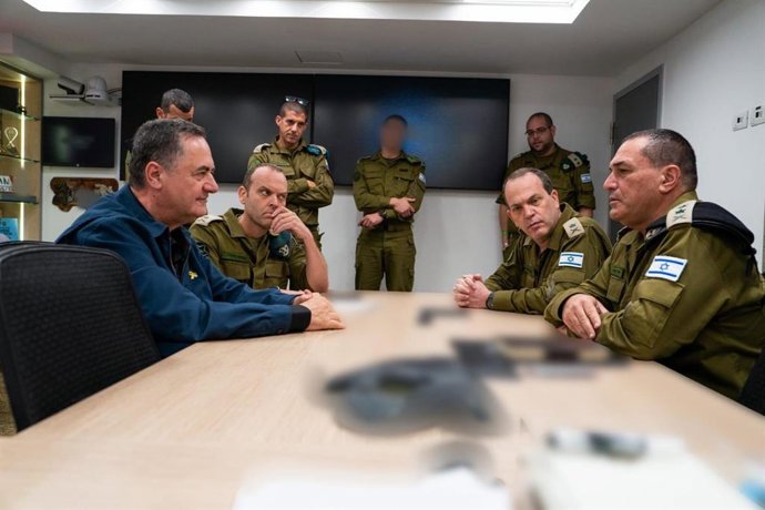 O ministro da Defesa de Israel, Israel Katz (à esquerda), durante uma reunião com oficiais seniores do exército em meio à campanha de bombardeio contra o Irã.