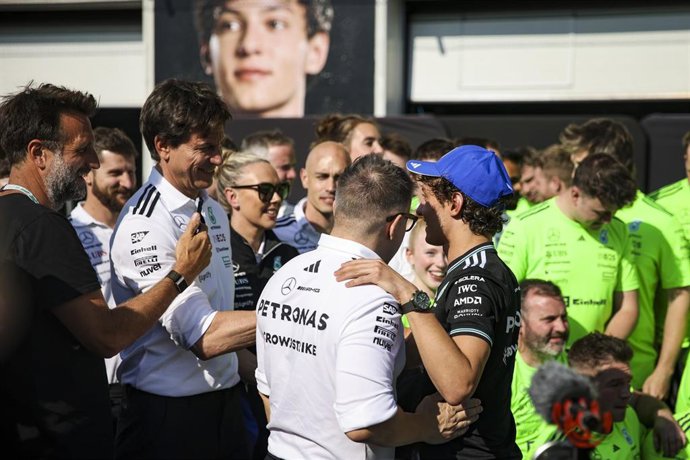 Toto Wolff junto a Kimi Antonelli en el GP de Canadá.