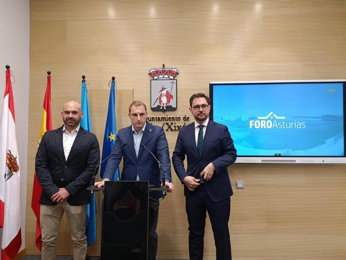 El secretario general de Foro Asturias y diputado regional, Adrián Pumares, en rueda de prensa en Gijón, junto al presidente de Foro en Gijón y concejal de Urbanismo, Jesús Martínez Salvador, y del director general de Alcaldía, Jaime Fernández - Paíno.
