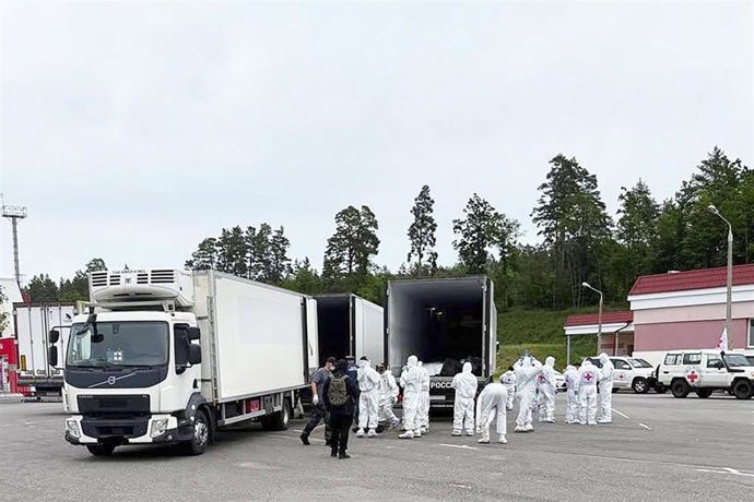 Camiones preparados para la entrega a Ucrania de cadáveres de militares caídos en el conflicto con Rusia