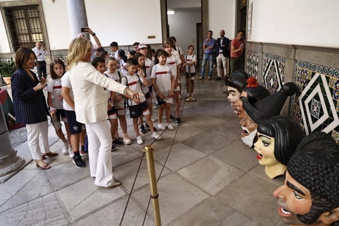 La alcaldesa de Granada, Marifrán Carazo, recibe a escolares en el Patio del Corpus