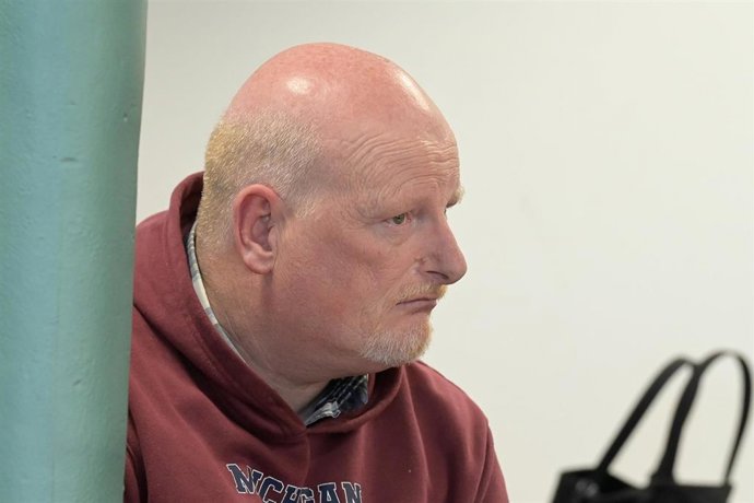 El acusado de asesinar y violar a Elisa Abruñedo, Roger Serafín, durante el  juicio por el crimen en la Audiencia Provincial de A Coruña