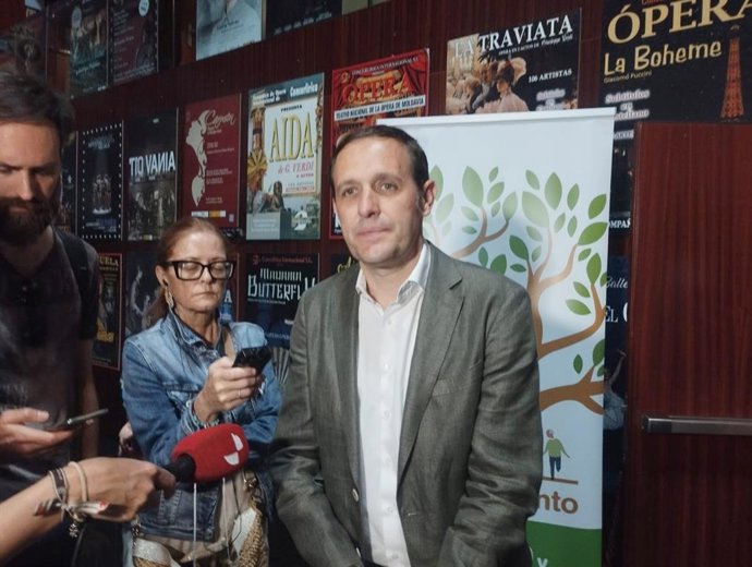 El presidente de la Diputación de Valladolid, Conrado Íscar, en el Teatro Zorrilla de Valladolid minutos antes del inicio de la jornada de concienciación contra el maltrato a las personas mayores.