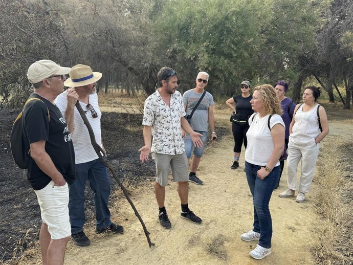 Visita de Hornillo, acompañada de vecinos y ecologistas, al paraje natural Laguna del Sapo, en Sevilla Este.