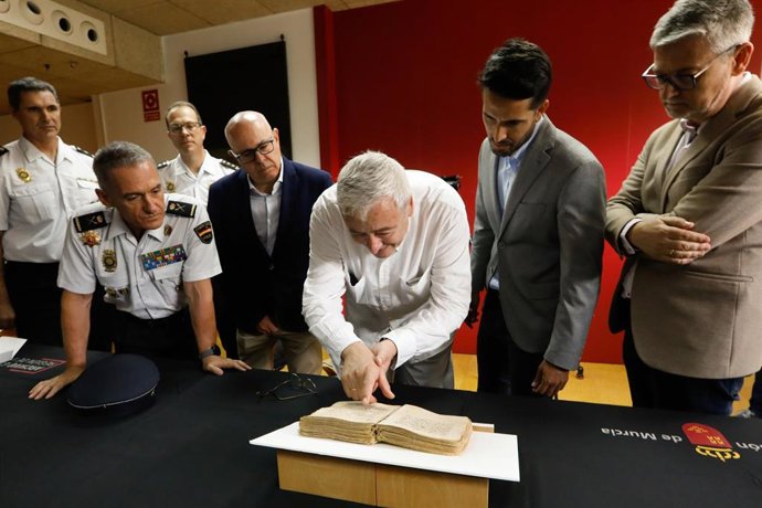 Recuperación de códices antiguos con la presencia del jefe de la Policía Nacional, Dirección General de Cultura y Patrimonio Cultural de Murcia