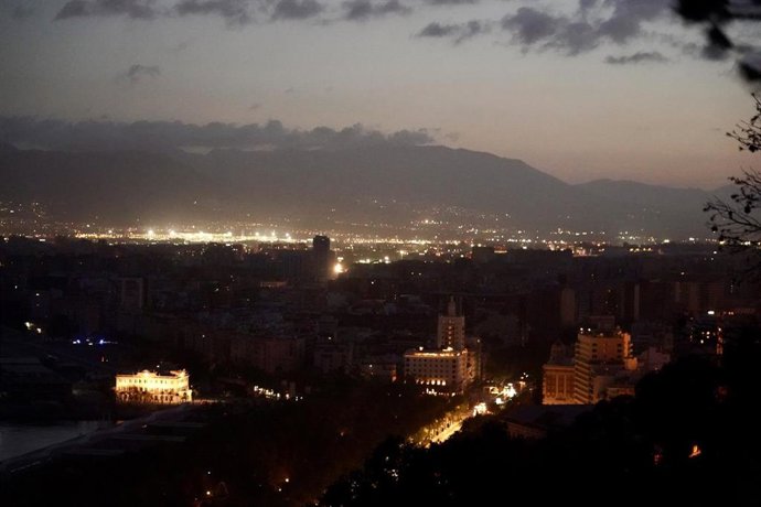 Archivo - Vista general del encendido paulatino de la ciudad de Málaga durante el apagón eléctrico generalizado. A 28 de abril de 2025, en Málaga (Andalucía, España). (Foto de archivo).