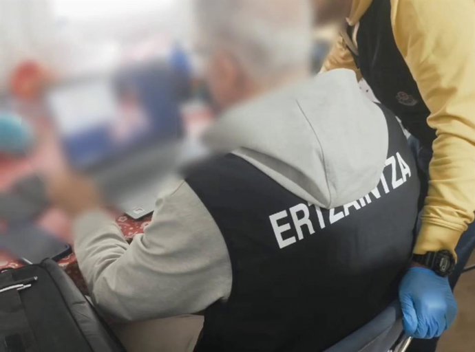 La Ertzaintza inspecciona un ordenador en una operación contra la explotación sexual infantil