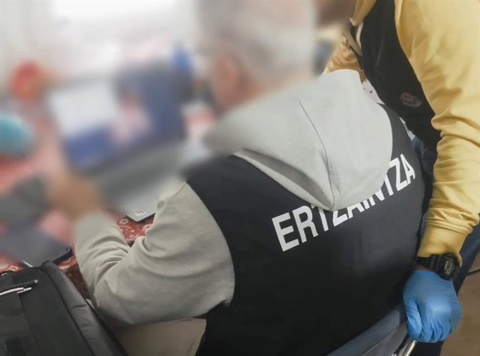 La Ertzaintza inspecciona un ordenador en una operación contra la explotación sexual infantil