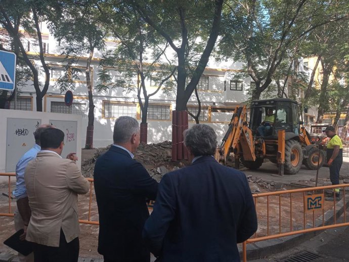 El alcalde supervisa las obras de repavimentación de la plaza Alejo Fernández, en la trasera del antiguo mercado de la Puerta de la Carne.